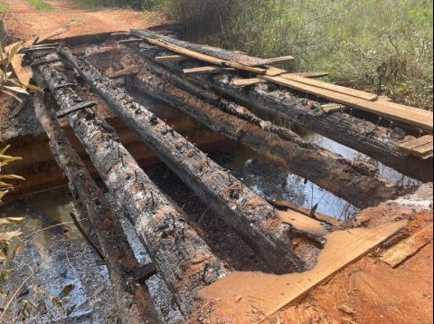 Ponte Que Liga Comunidade Rural Em Formiga Incendiada E Pol Cia