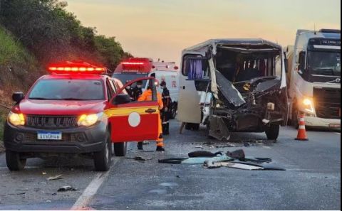 Micro ônibus pacientes bate na traseira de carreta e dez ficam feridos