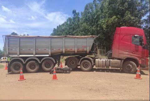 Motociclista morre após colisão carreta na MG 050