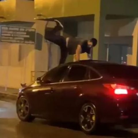 Mulher Dirige At Batalh O Da Pm Com Ex Em Cima Do Carro Chutando Vidro