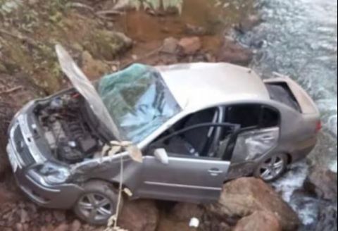 Casal sobrevive após veículo cair em ribanceira de seis metros em Minas